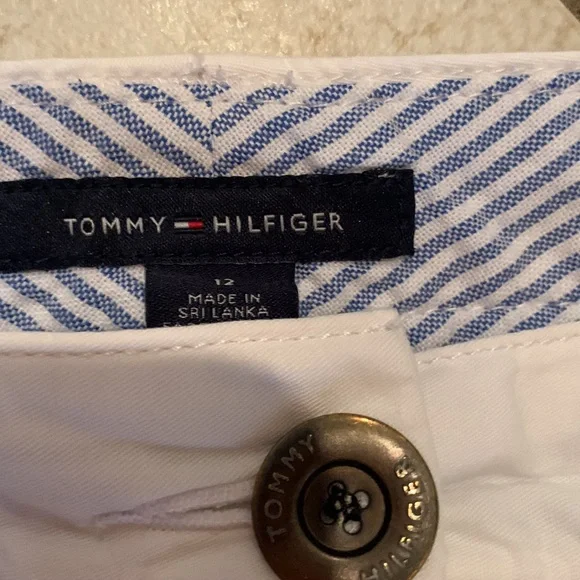 Ladies white Tommy Hilfiger cotton capris or ankle-length pants with 25” inseam. - Picture 2 of 3
